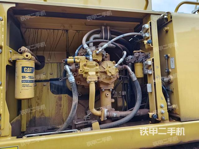 液压泵舱室正面整体（整机外观）