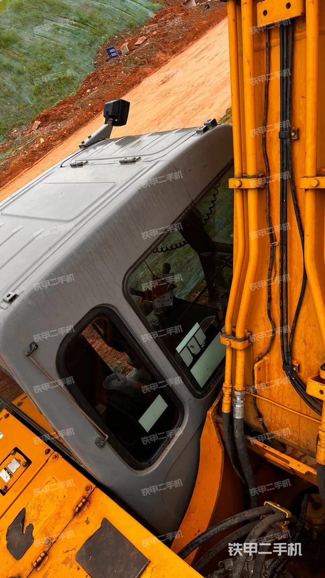 驾驶室顶部（整机外观）