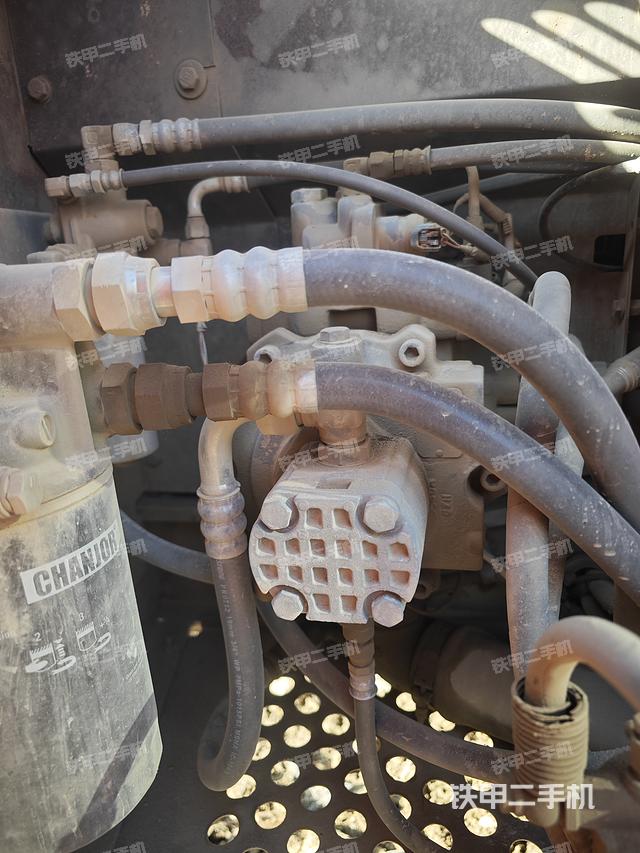 液压泵舱室正面整体（整机外观）