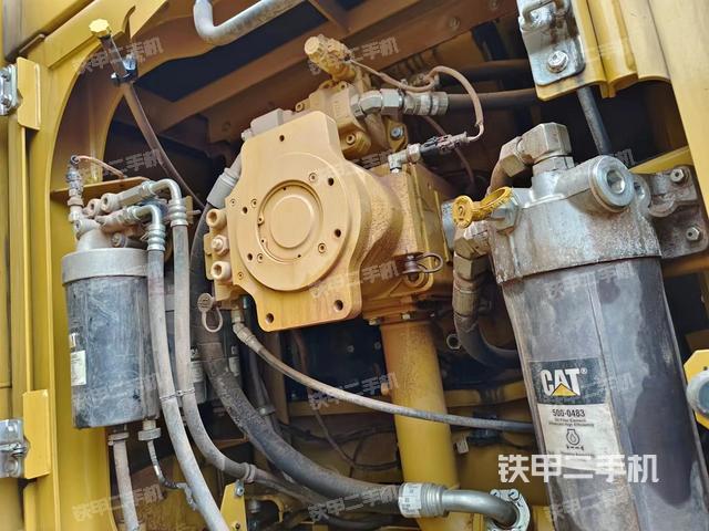 液压泵舱室正面整体（整机外观）