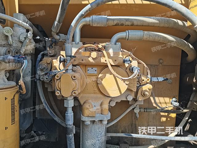 液压泵舱室正面整体（整机外观）