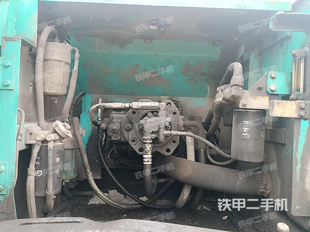 液压泵舱室正面整体（整机外观）