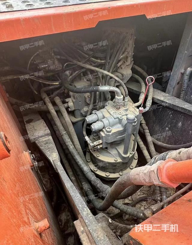 回转马达和主控阀（整机外观）