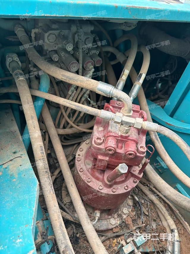 回转马达和主控阀（整机外观）