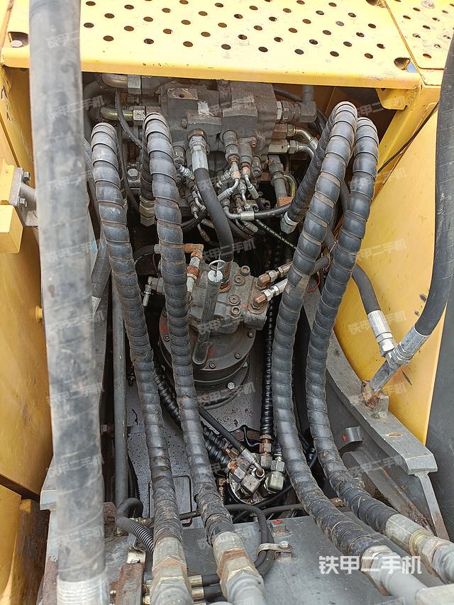 回转马达和主控阀（整机外观）