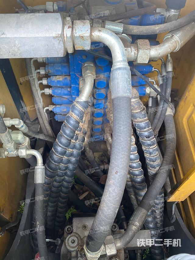 回转马达和主控阀（整机外观）