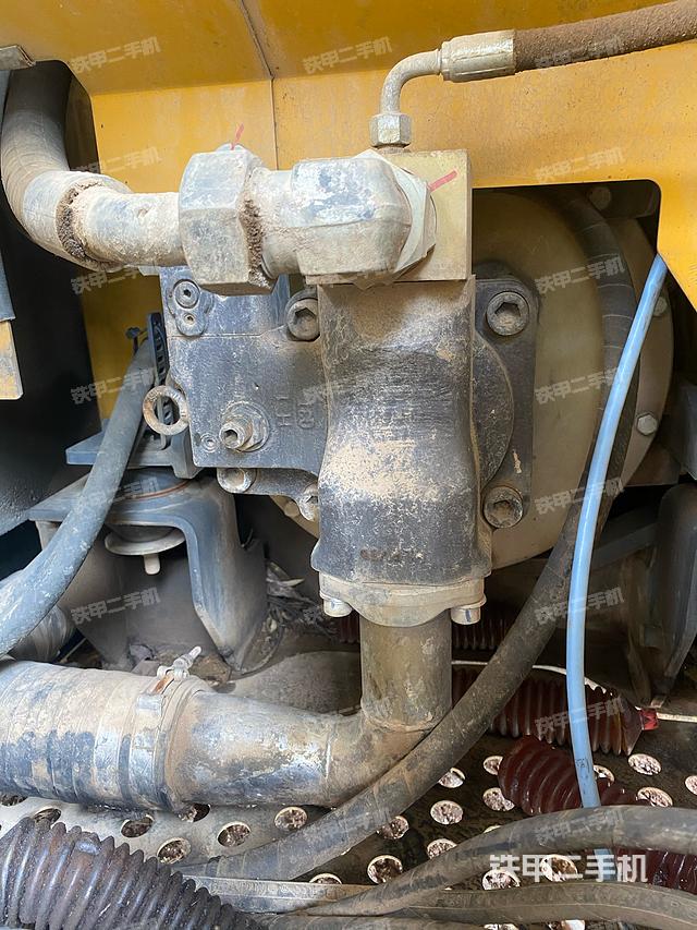 液压泵舱室正面整体（整机外观）