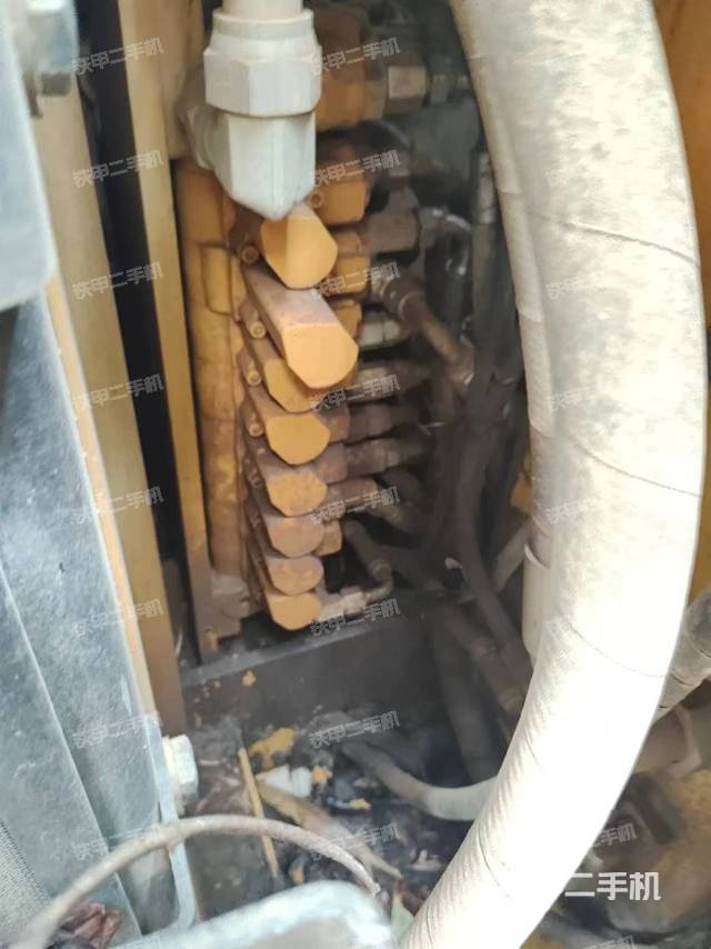 回转马达和主控阀（整机外观）