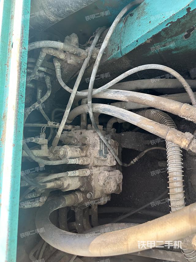 回转马达和主控阀（整机外观）