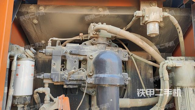 液压泵舱室正面整体（整机外观）