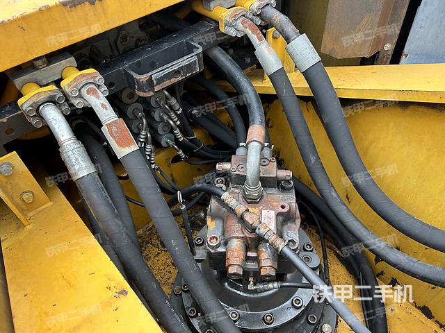 回转马达和主控阀（整机外观）