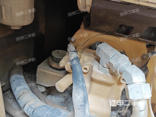 液压泵舱室正面整体（整机外观）