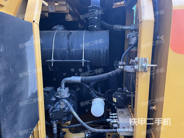 液压泵舱室正面整体（整机外观）