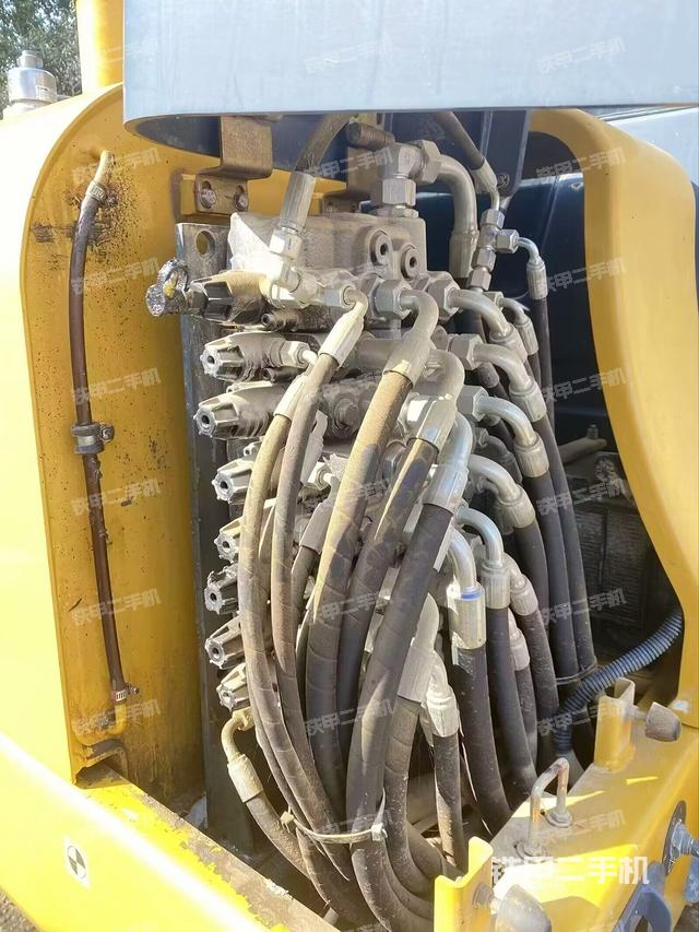 回转马达和主控阀（整机外观）