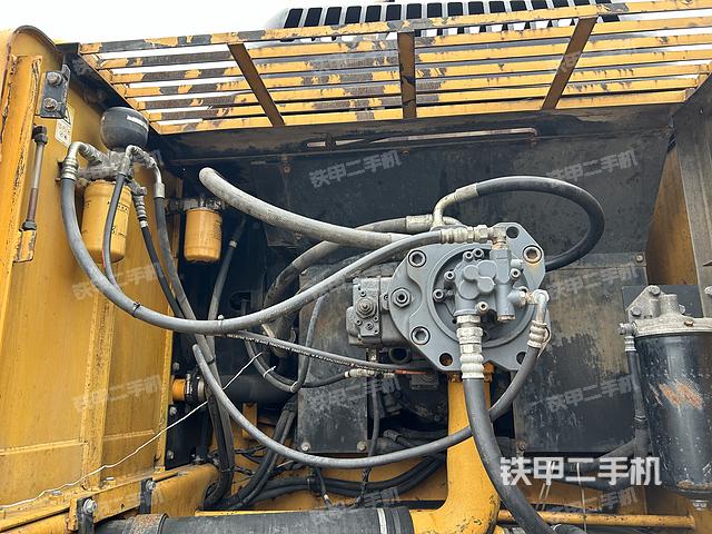 液压泵舱室正面整体（整机外观）