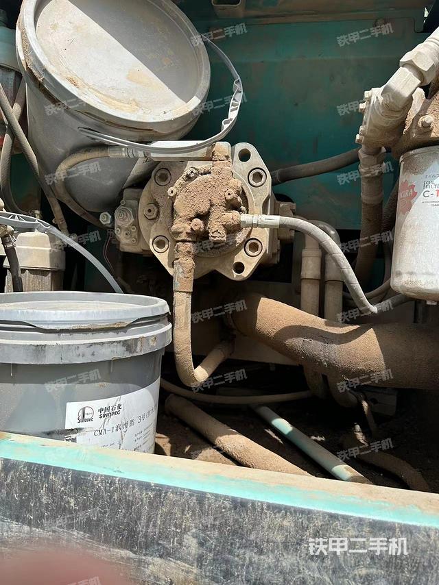 液压泵舱室正面整体（整机外观）