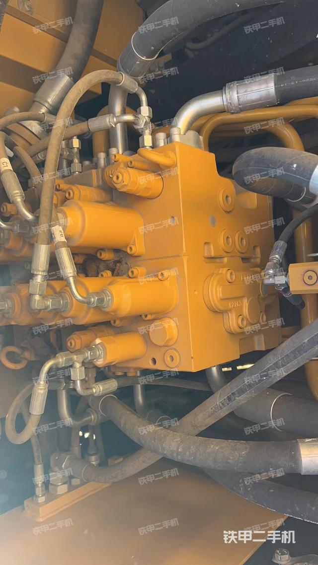 液压泵舱室正面整体（整机外观）