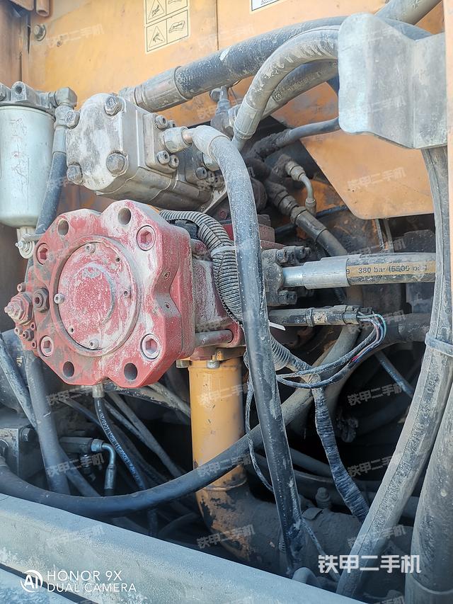 液压泵舱室正面整体（整机外观）