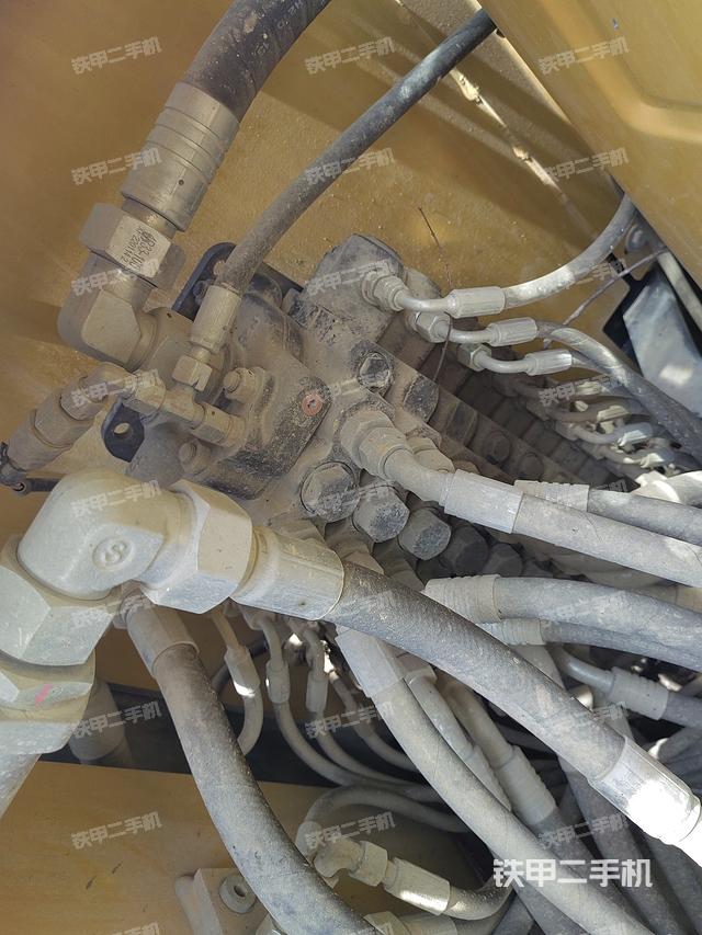 回转马达和主控阀（整机外观）