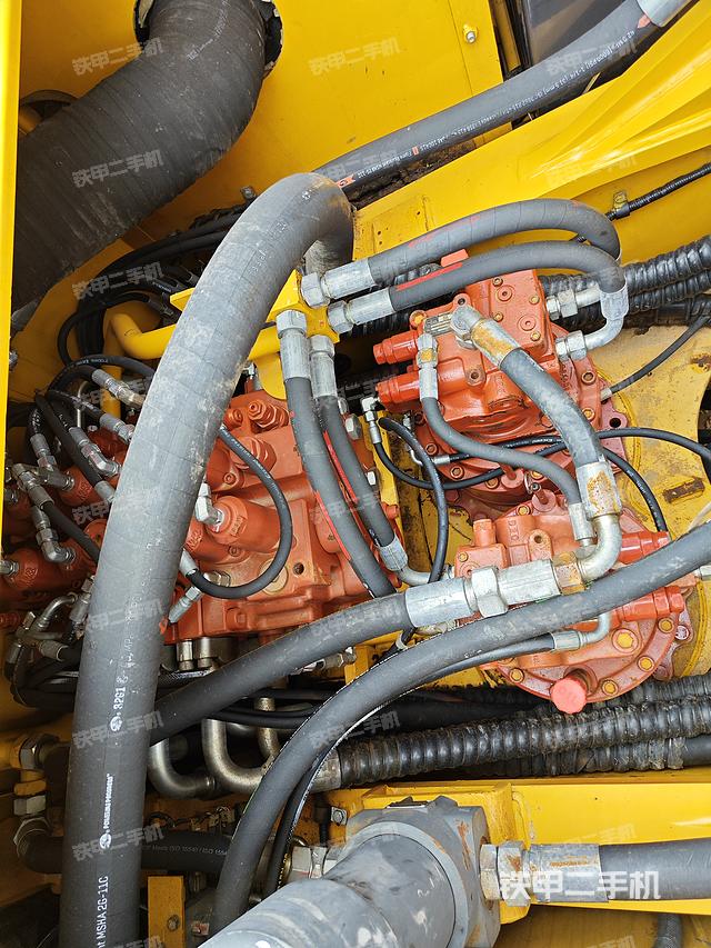 回转马达和主控阀（整机外观）