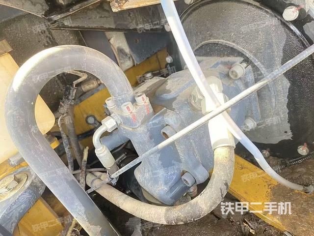 液压泵舱室正面整体（整机外观）