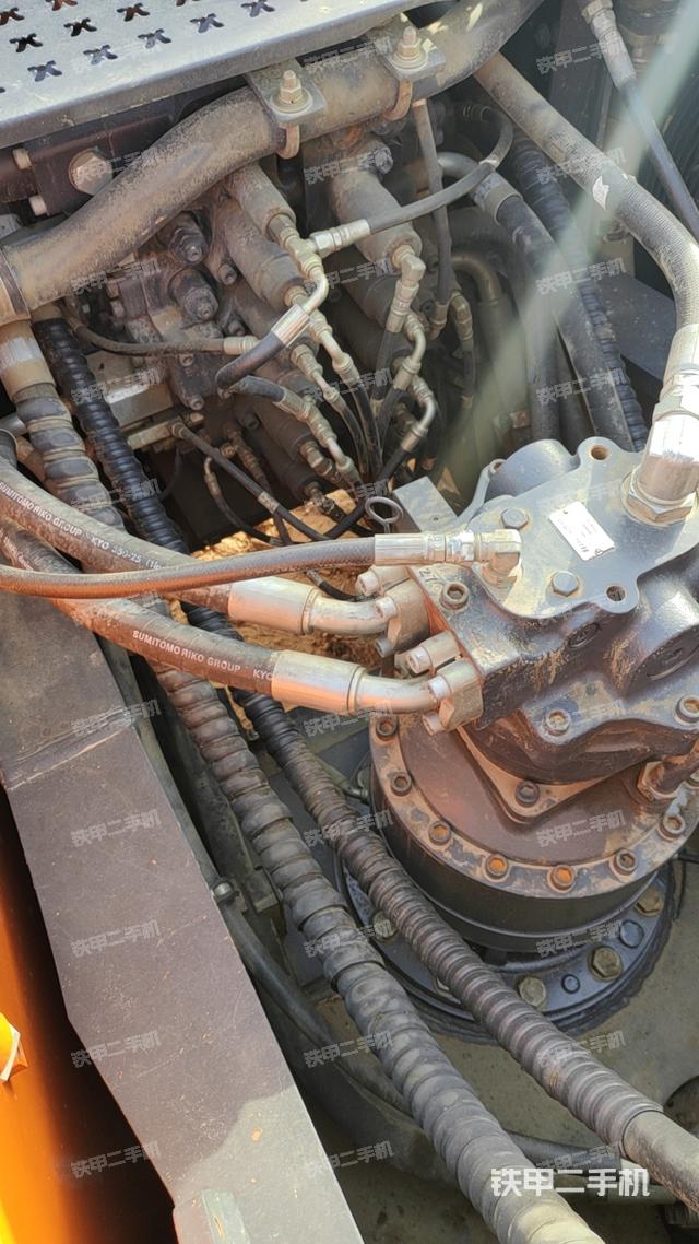 回转马达和主控阀（整机外观）