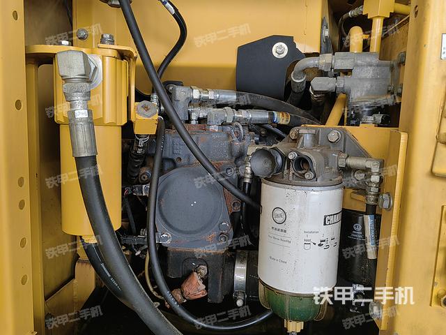 液压泵舱室正面整体（整机外观）