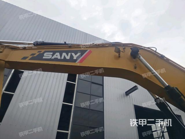 大臂油缸整体 竖拍（工作和回转装置）