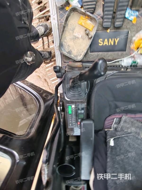 行走控制手柄和踏板 俯拍（驾驶室部分）