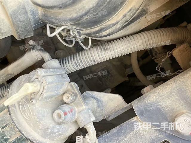 液压泵舱室正面整体（整机外观）