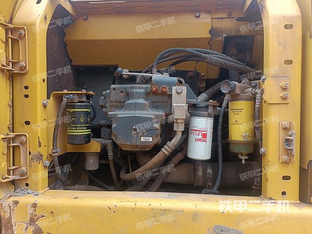 液压泵舱室正面整体（整机外观）