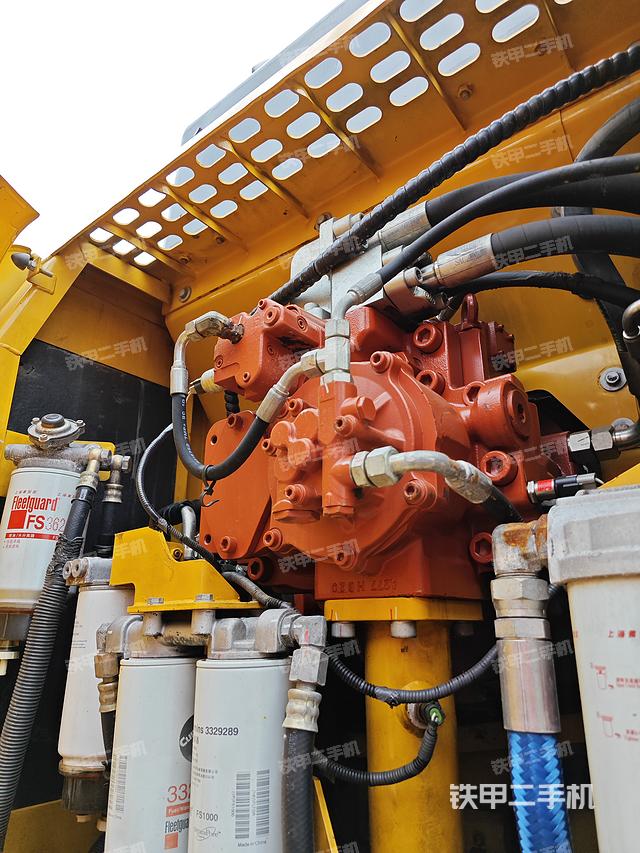 液压泵舱室正面整体（整机外观）