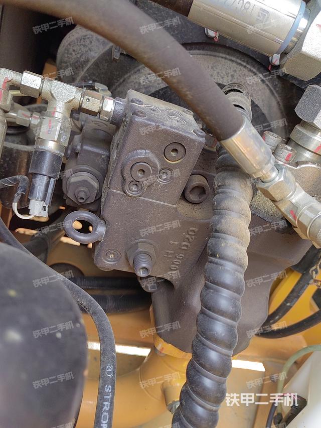 液压泵舱室正面整体（整机外观）