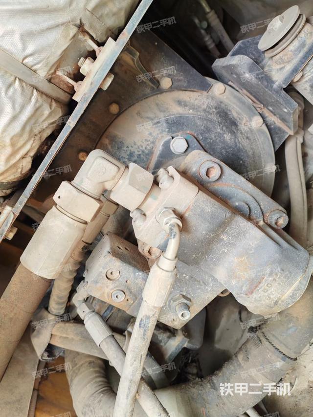 液压泵舱室正面整体（整机外观）