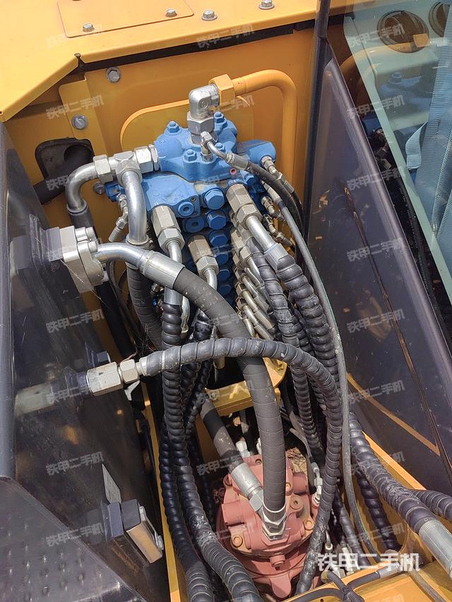 回转马达和主控阀（整机外观）