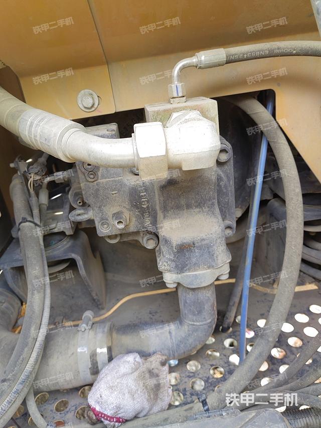 液压泵舱室正面整体（整机外观）