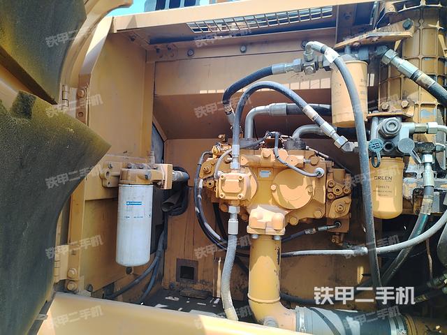 液压泵舱室正面整体（整机外观）