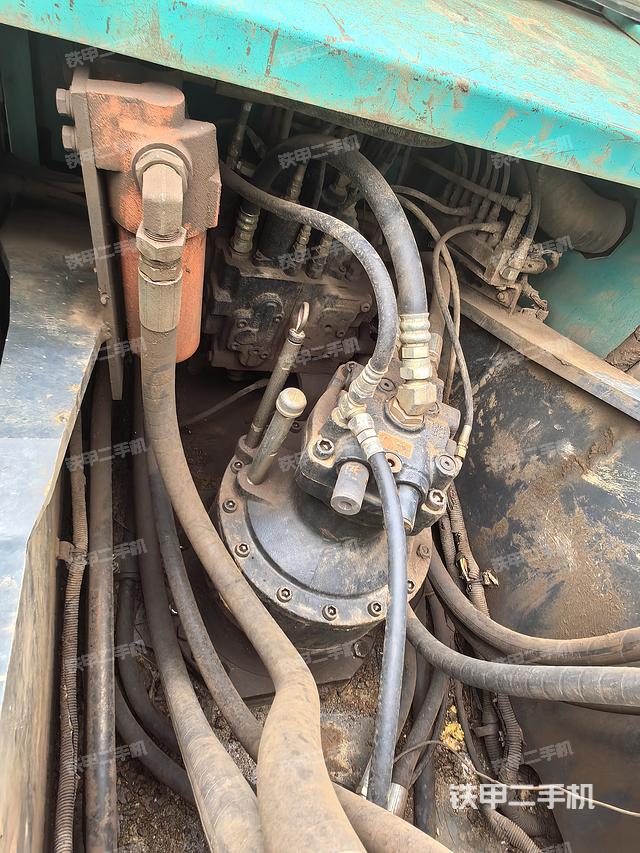 回转马达和主控阀（整机外观）