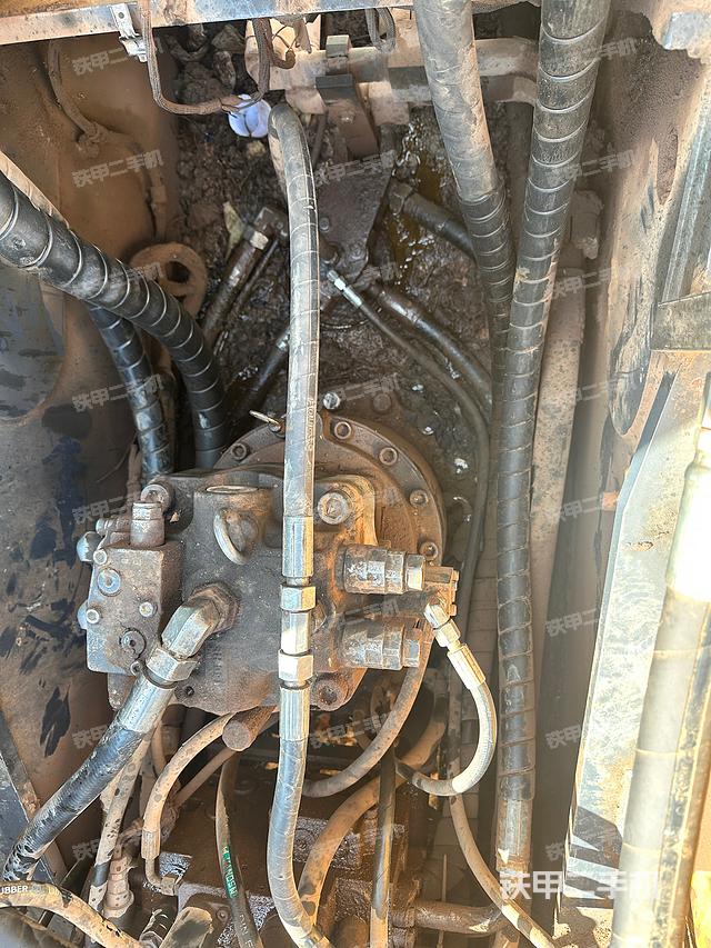 回转马达和主控阀（整机外观）