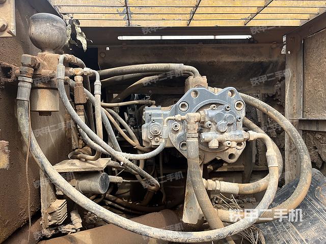 液压泵舱室正面整体（整机外观）