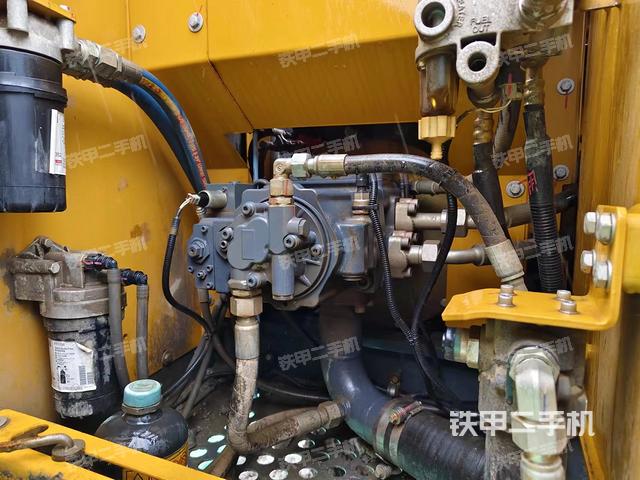 液压泵舱室正面整体（整机外观）