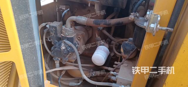 液压泵舱室正面整体（整机外观）