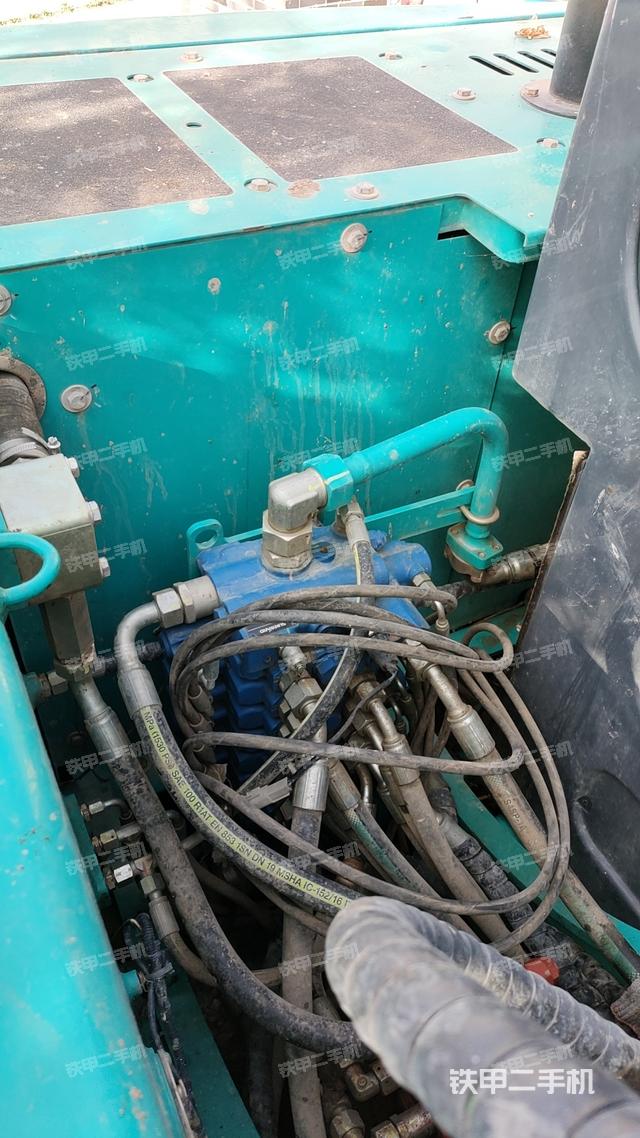 回转马达和主控阀（整机外观）