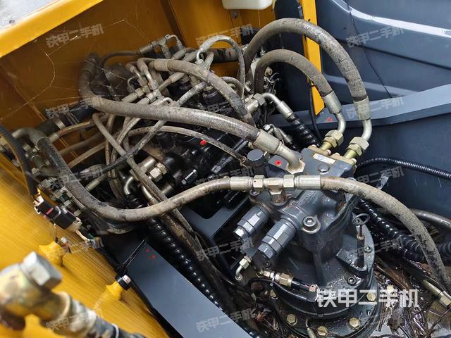 回转马达和主控阀（整机外观）