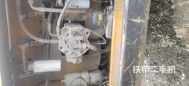 液压泵舱室正面整体（整机外观）