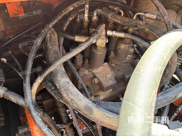 回转马达和主控阀（整机外观）