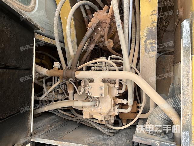 回转马达和主控阀（整机外观）