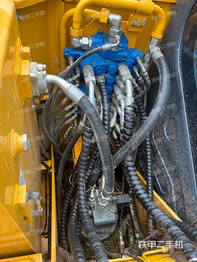 回转马达和主控阀（整机外观）