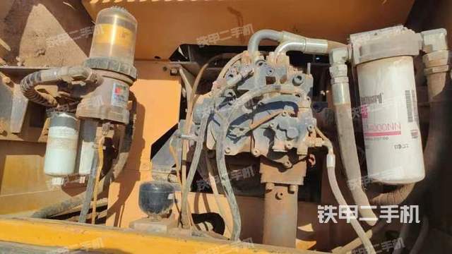 液压泵舱室正面整体（整机外观）