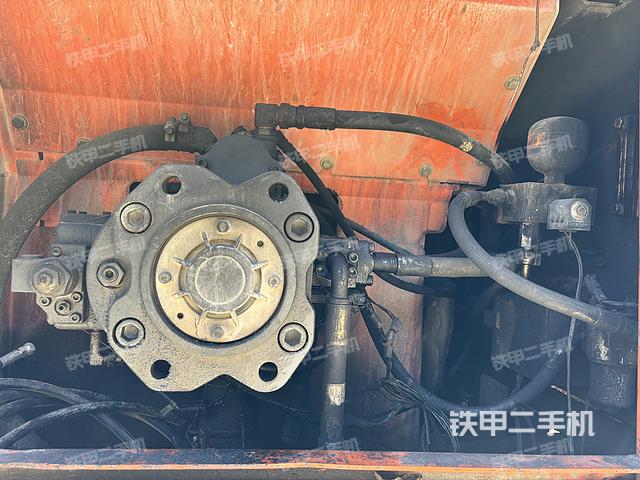 液压泵舱室正面整体（整机外观）